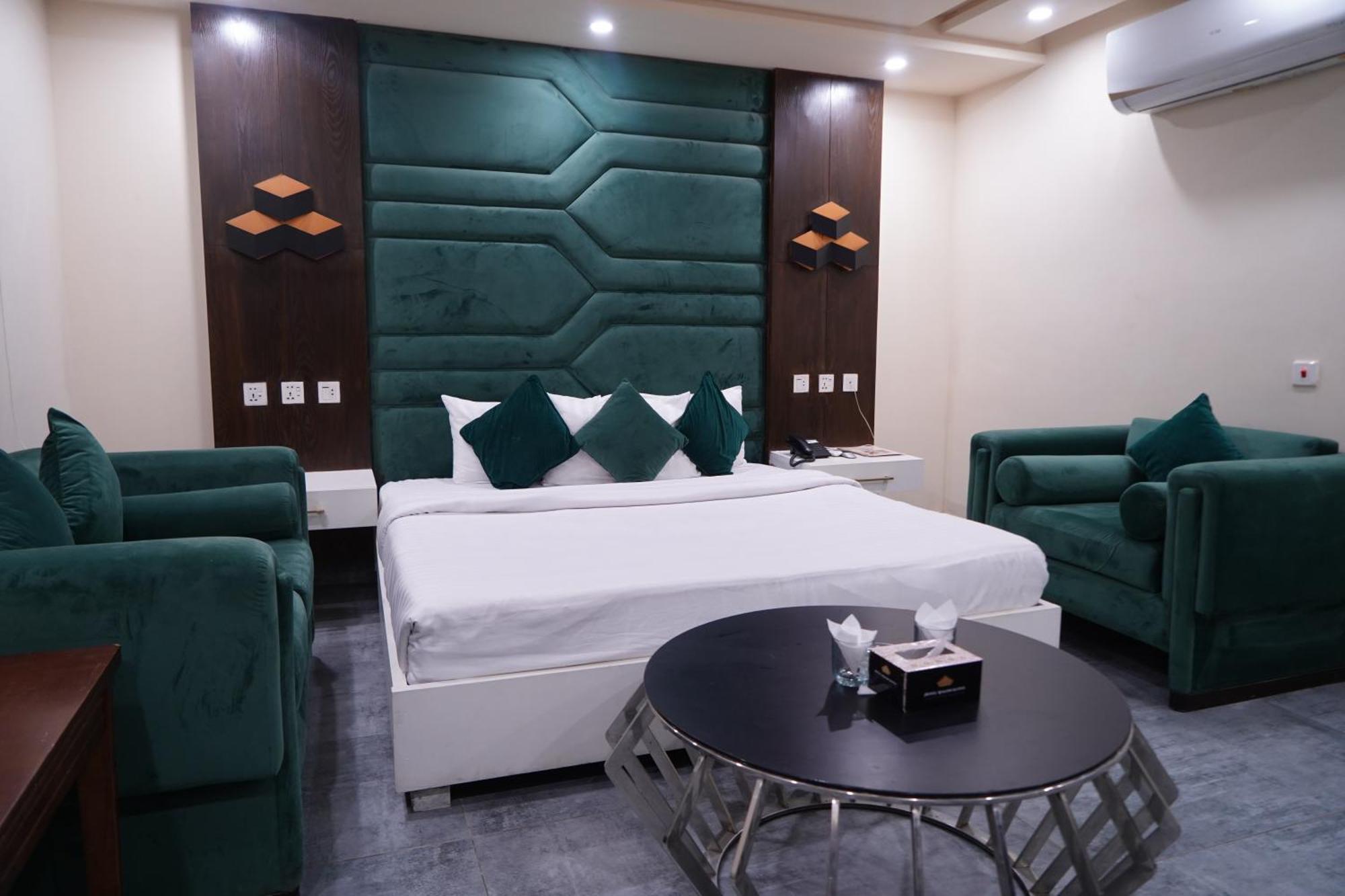 Hotel Avalon Suites Multan Exterior foto