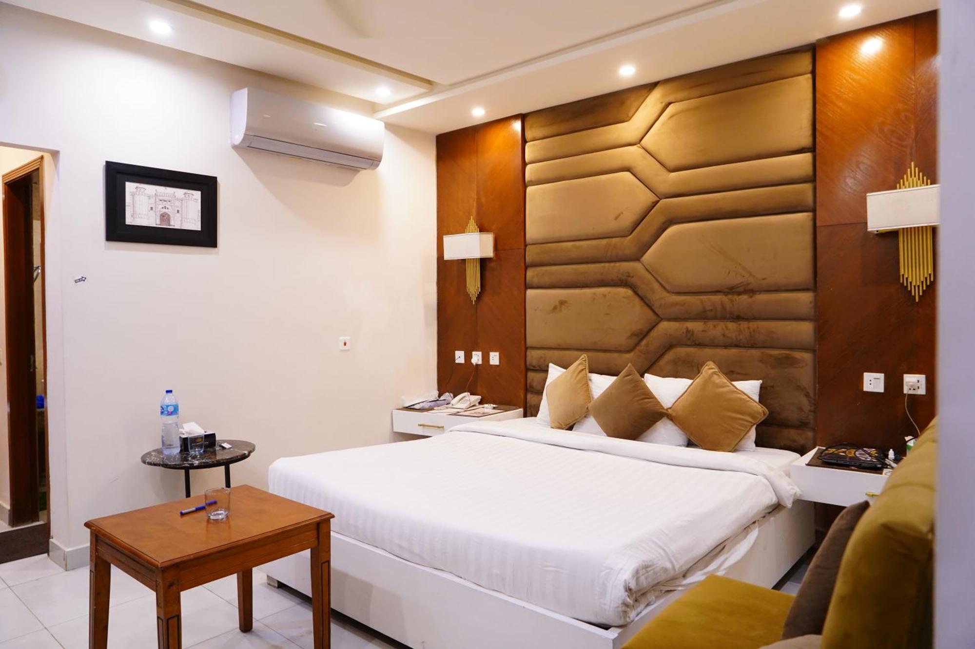 Hotel Avalon Suites Multan Exterior foto